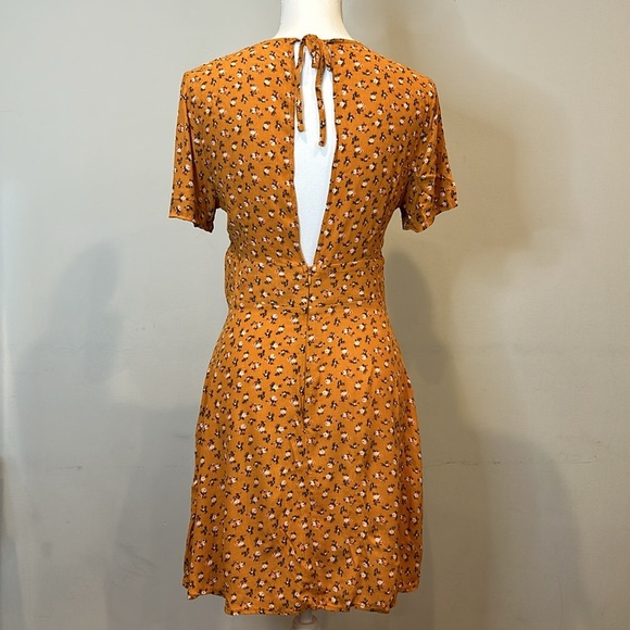 V-Neck Mustard Yellow Floral Mini Dress Forever 21 Size Medium - Picture 4 of 7